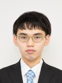 見目能基さんのポートレート。