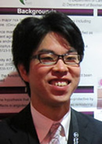 三阪智史講師のプロフィール写真。眼鏡をかけた若い男性が微笑んでいる。