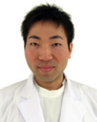 助教の三浦俊輔氏が白衣を着て微笑んでいるポートレート。専門は循環器内科。