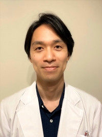 講師の清水竹史が白衣を着て微笑んでいるポートレート。専門は循環器内科一般。