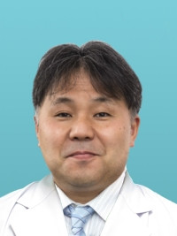 保健科学部臨床検査学科の教授、義久精臣氏のポートレート。