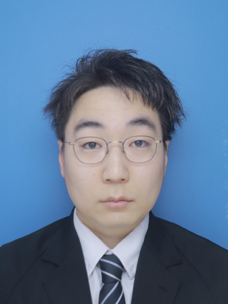 武藤憲哉さんのプロフィール写真。スーツ姿で真す。