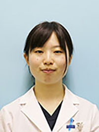 心臓血管研究所付属病院で白衣を着た医師のポートレート。背景は淡い青色。