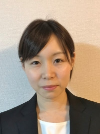 大学院生の池田彩乃さんがスーツ姿で微笑んでいるポートレート。
