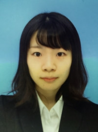大学院生の芳賀文香さんのプロフィール写真。青い背景の前でスーツを着た姿。