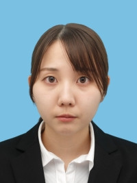 専攻医の五十嵐菜央さんのプロフィール写真。青い背景にスーツ姿で真剣な表情をしています。