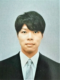 大学院生の草野亮太さんの公式なプロフィール写真。スーツを着用し、真剣な表情でカメラを見つめています。