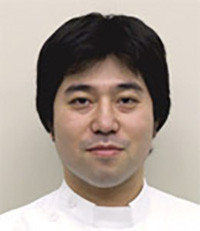中村裕一さんのポートレート、医療従事者としての真剣な表情が印象的です。