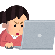 パソコンに向かって真剣な表情の女性が、書類作成に取り組んでいる様子。