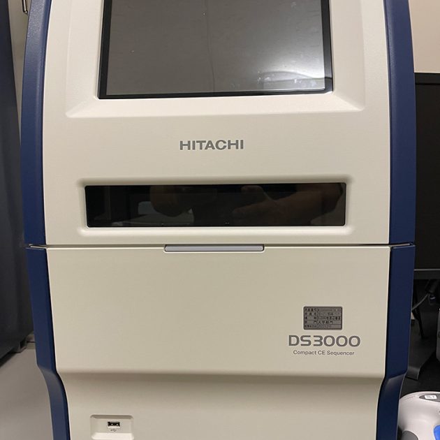 HITACHI社のDS3000小型キャピラリー電気泳動シーケンサーの前面画像。