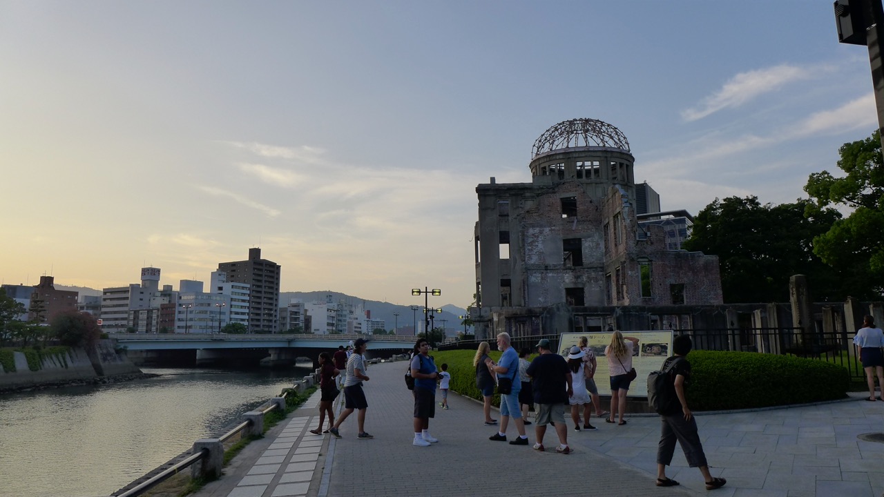 川沿いにある広島の世界遺産である原爆ドーム周辺に観光客が集まっている様子。