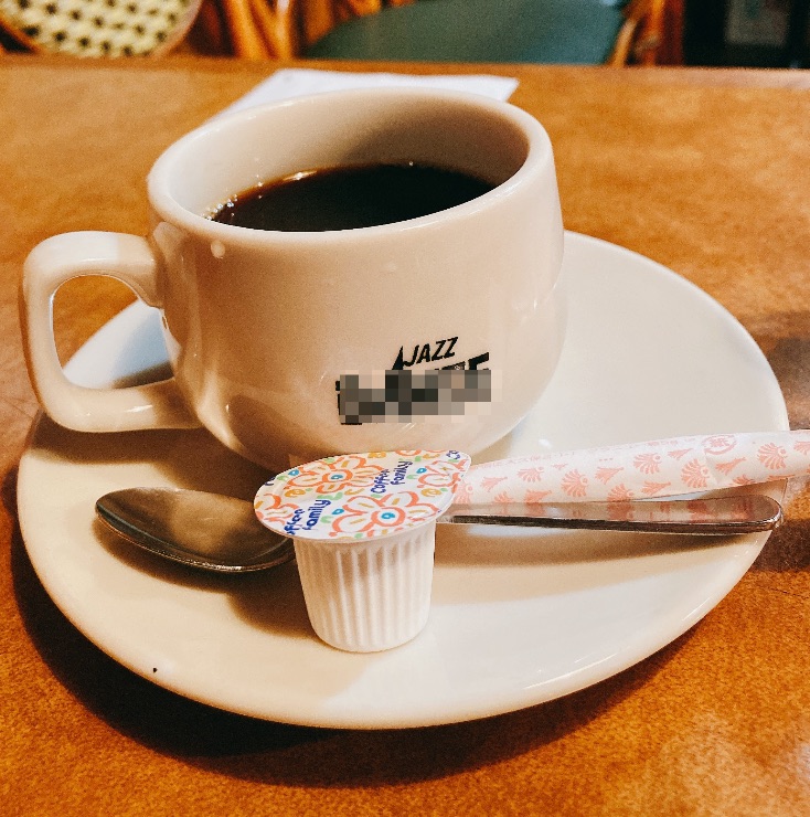 白い皿の上に置かれたコーヒーカップの写真。