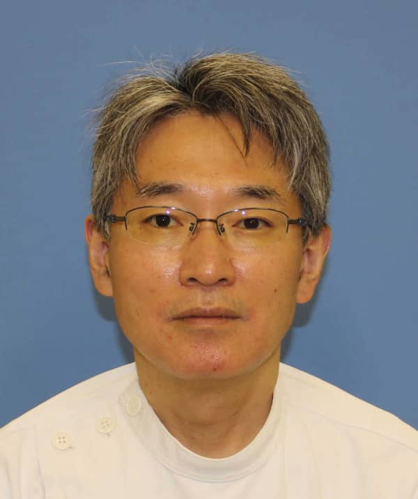 福島県立医科大学心臓血管外科学講座の主任教授、今坂堅一氏のポートレート。