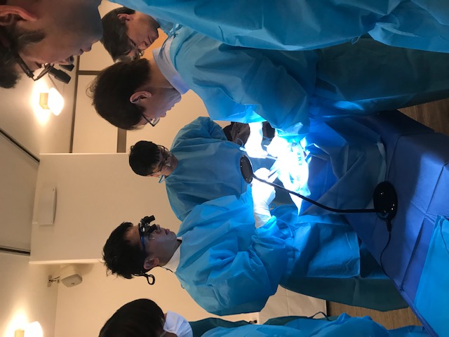 手術着を着て手術のトレーニングをうけている