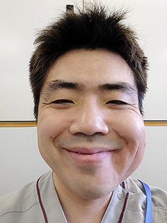 近内政美医師の笑顔の自撮り写真。外科専門医としての親しみやすさを表現。