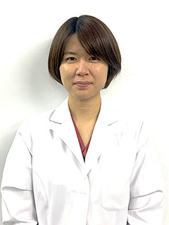 医師の永田恵実が白衣を着て微笑んでいるポートレート。心臓血管外科専門医としての紹介。