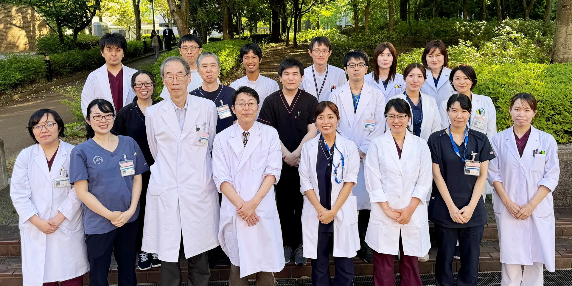 福島県立医科大学の医療スタッフが集合し、笑顔でポーズをとっている写真。