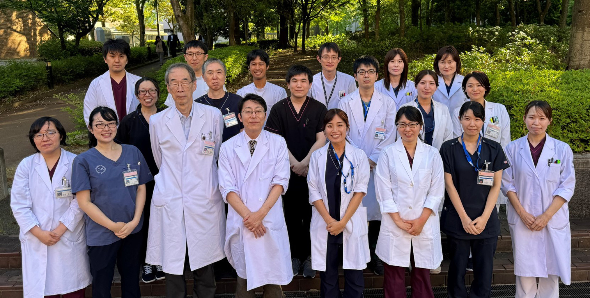 福島県立医科大学の医療スタッフが集合し、笑顔でポーズをとっている写真。