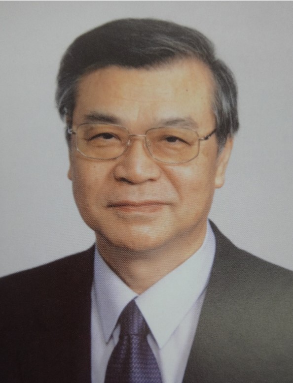 金子史男教授の肖像写真。眼鏡をかけた中年男性がスーツを着用し、真剣な表情でカメラを見つめている。