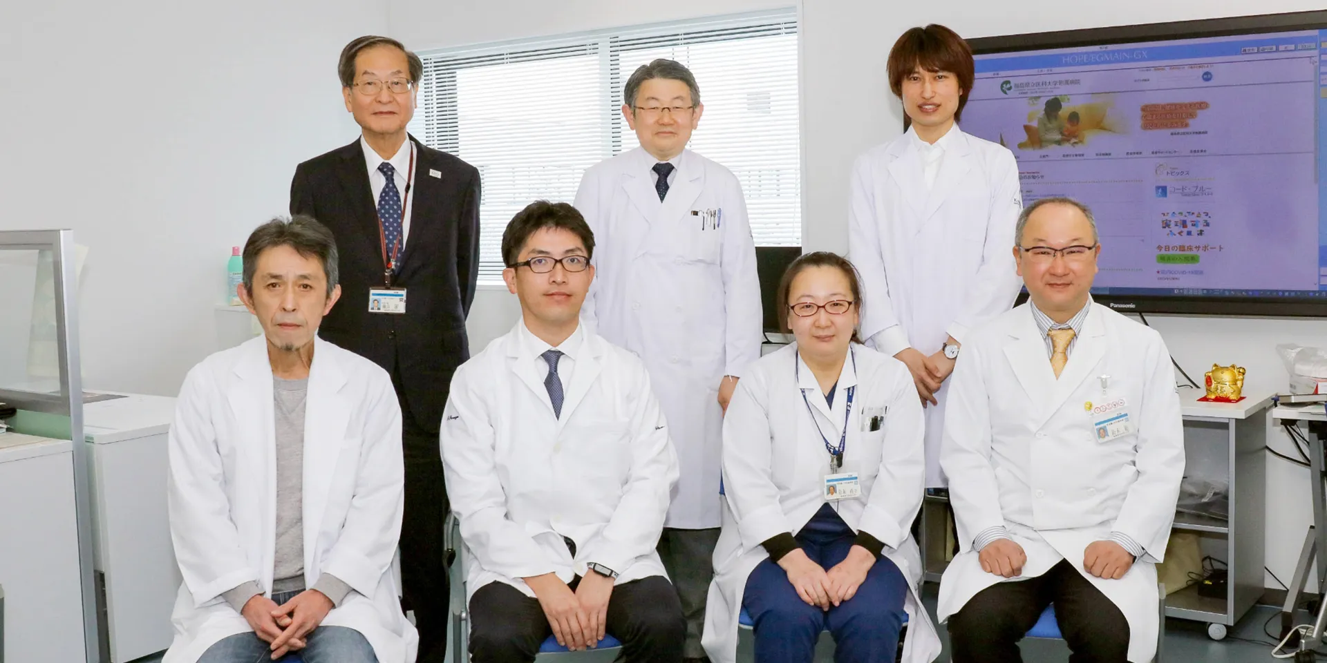 福島県立医科大学の甲状腺内分泌学講座の医師たちが白衣を着て集合している写真。