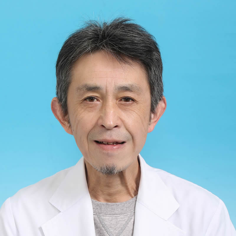 水沼廣講師のポートレート。白衣を着て、青い背景の前で微笑んでいる。