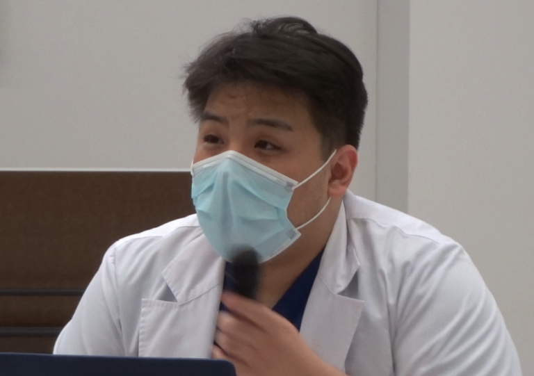 写真：発表をする内田先生