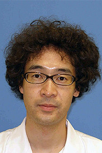 青砥慶太医師のポートレート。福島県立医科大学出身で、外科専門医や乳癌認定医の資格を持つ。