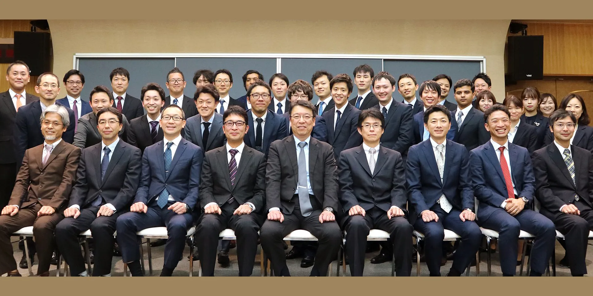 福島県立医科大学の教員と学生が並んで笑顔でポーズをとる集合写真。
