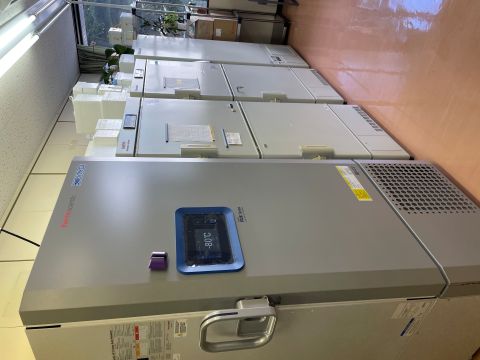 サンプル保管用の冷蔵庫が並ぶ研究室の内部の様子。