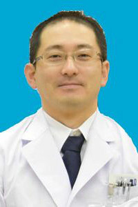福島県立医科大学の学内講師、花山寛之氏のポートレート。白衣を着用し、青い背景の前で微笑んでいる。