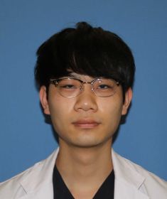 病院助手の森友輔さんのプロフィール写真。白衣を着て、眼鏡をかけた若い男性。