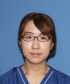 藤井あゆみ先生の顔写真。白衣を着た女性の医師。