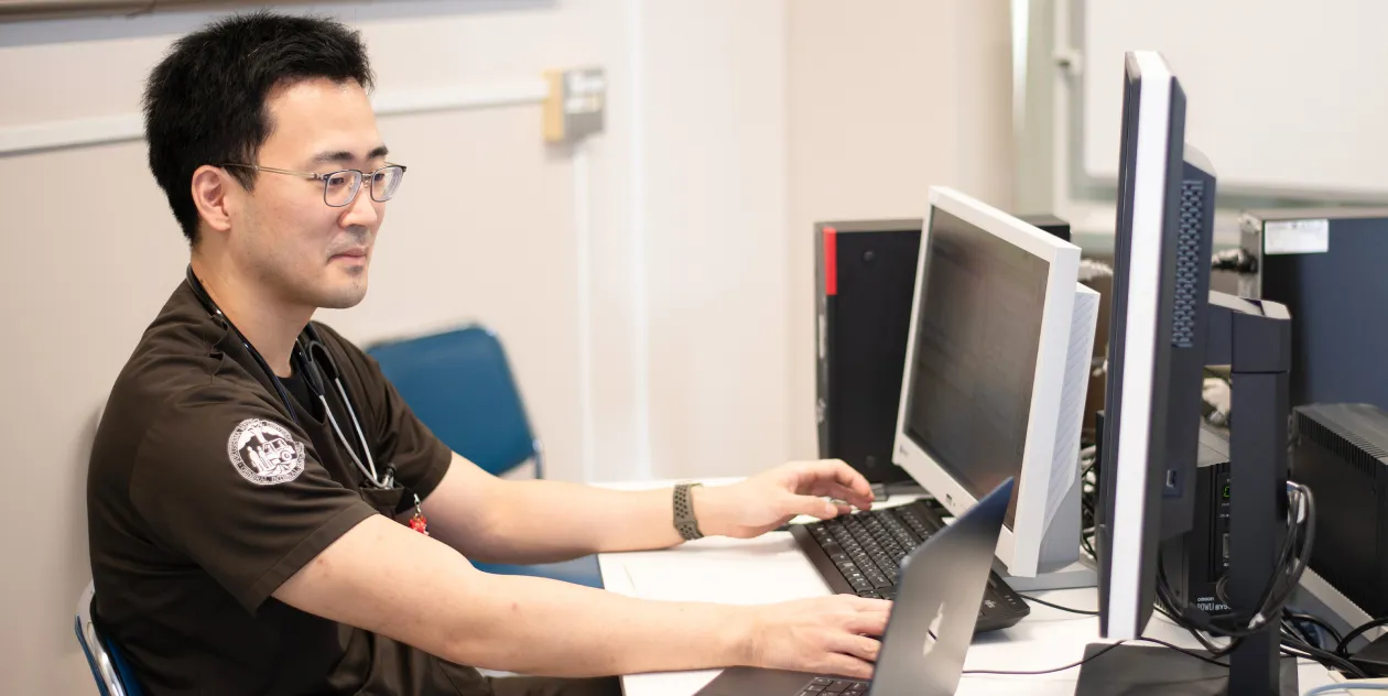 医療現場でパソコンを操作する医師の姿、教室内の研究活動を示す。