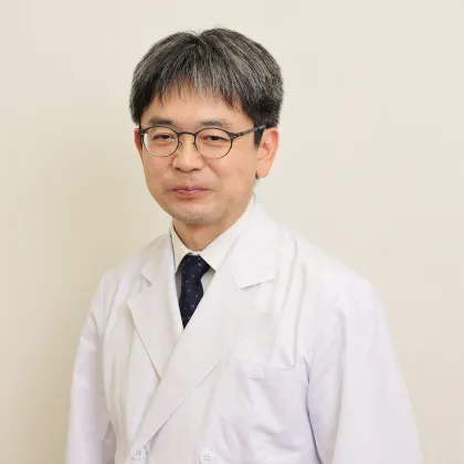 福島県立医科大学の濱口杉大教授が白衣を着て微笑んでいるポートレート。