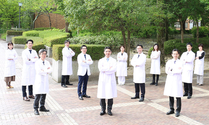 福島県立医科大学の肝胆膵・移植外科学講座のスタッフが白衣を着て集合している写真。