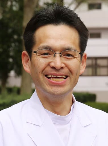 看護師特定行為研修センターの教授、見城明氏の笑顔のポートレート。専門は消化器外科で、肝臓や膵臓の治療を担当。