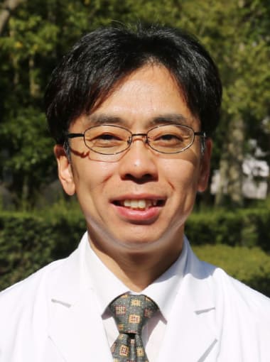 外科研修支援担当の木村隆教授が白衣を着て微笑んでいる写真。福島県立医科大学のスタッフ紹介。