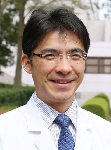 肝胆膵・移植外科学講座の主任教授、丸橋繁氏の笑顔のポートレート。