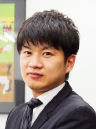 医療に従事する小鹿山陽介医員のポートレート。専門は消化器外科で、患者に適切な医療を提供することに努めています。