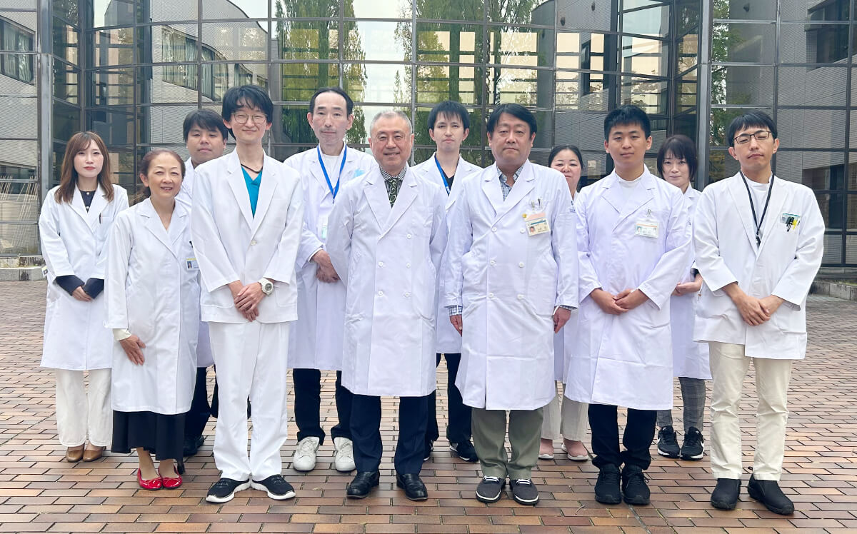 血液内科学講座のスタッフ一同が映る写真。