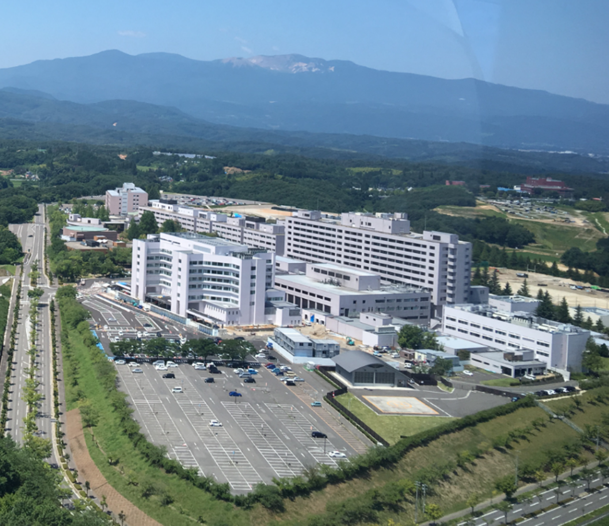 福島県立医科大学の全景と周囲の自然環境を捉えた画像。