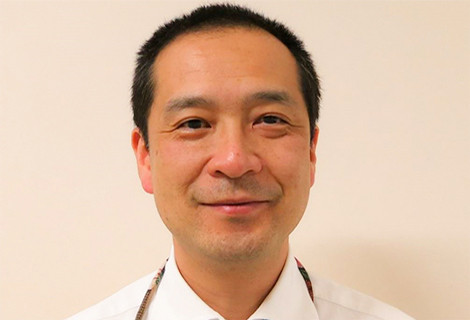 主任教授の長谷川有史氏のポートレート。医療と福祉に貢献する姿勢が表れた表情。