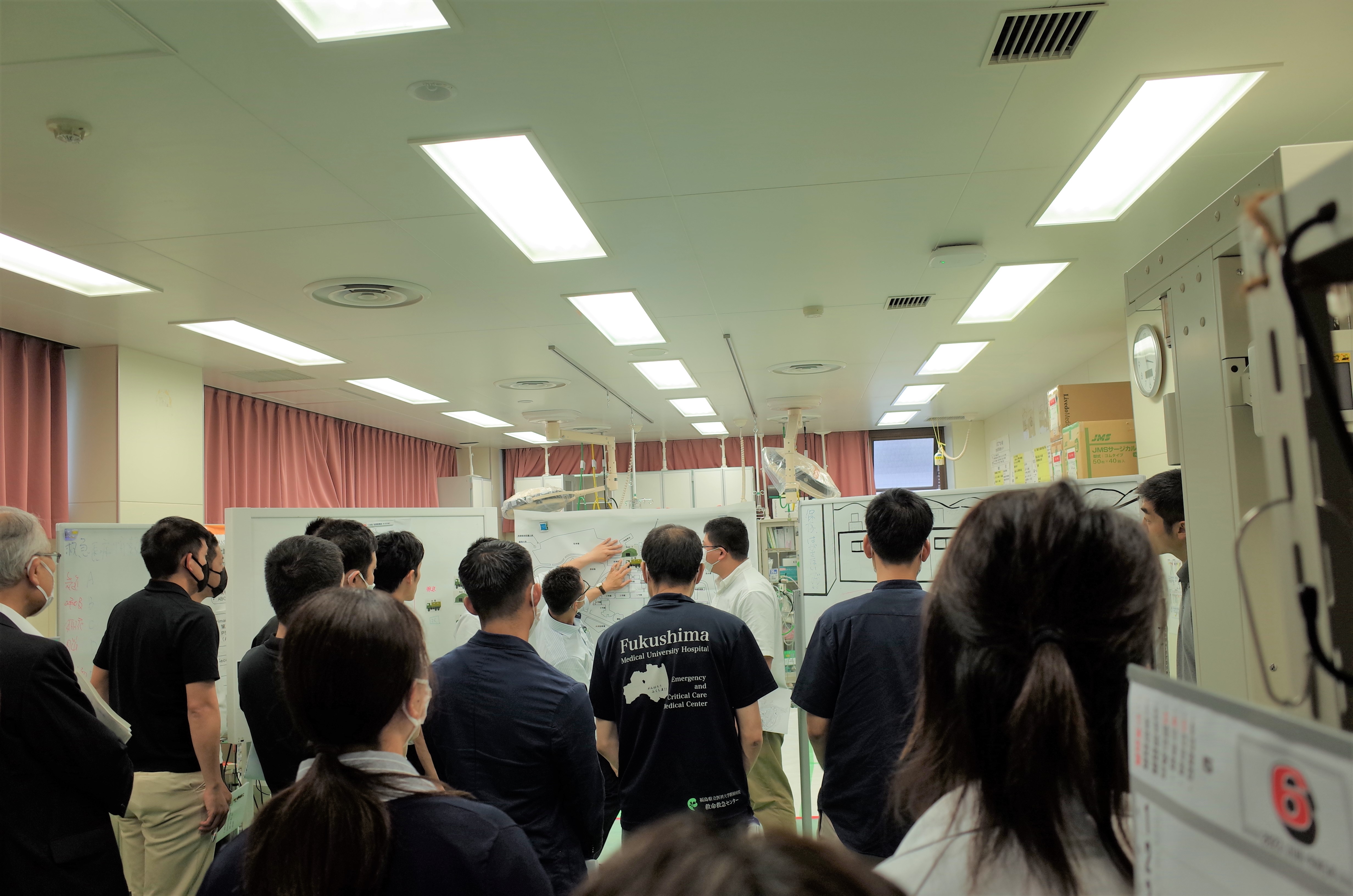 陸上自衛隊化学学校の学生たちが福島県立医科大学附属病院の放射線災害医療センターを見学している様子。