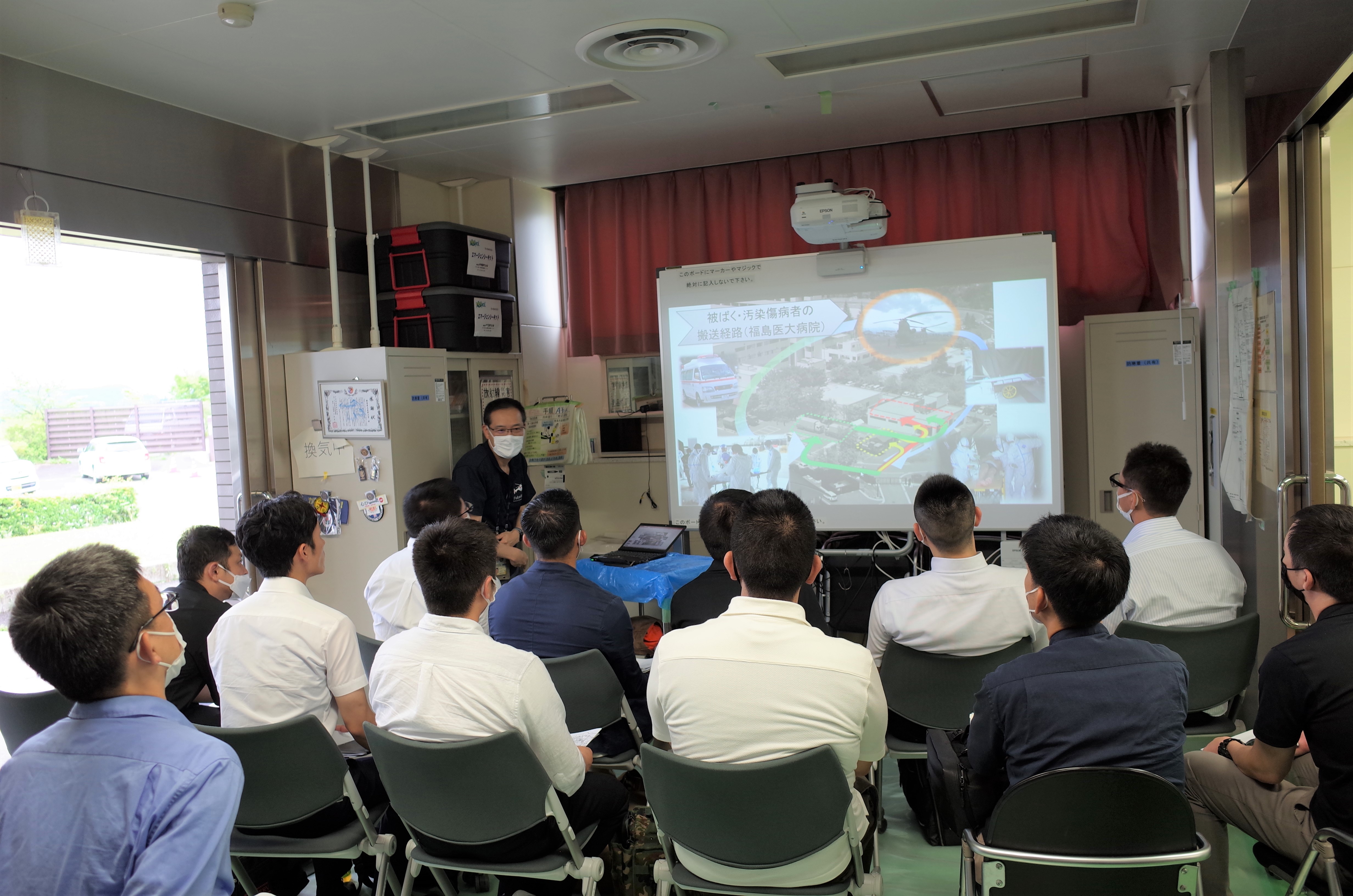 陸上自衛隊化学学校の学生が福島県立医科大学附属病院で放射線災害医療についての講義を受けている様子。