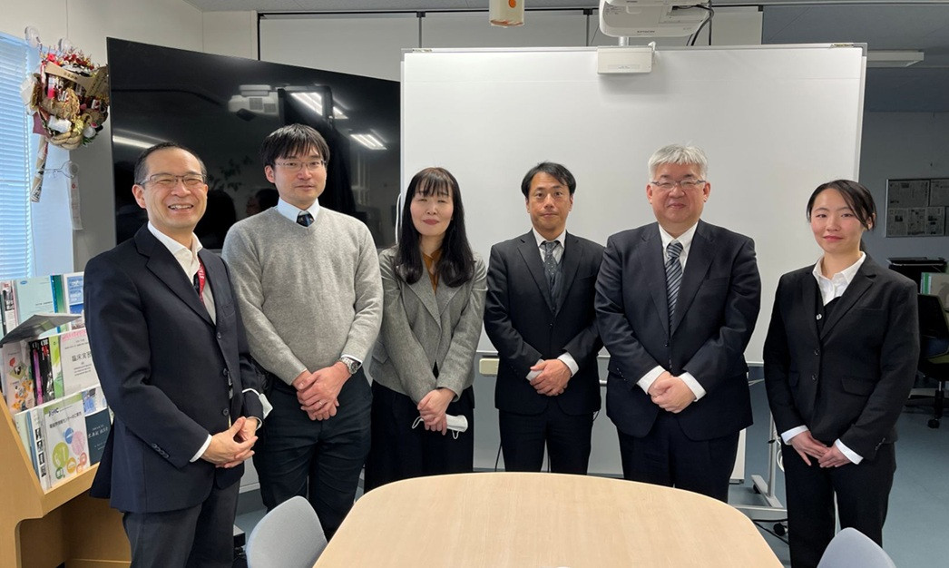 中部電力本社と浜岡原子力発電所の方々が講座に参加し、医療体制や防護対策について説明している様子。