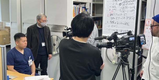 福島県民公開大学の講義収録中の様子。医学生がカメラに向かって話している。