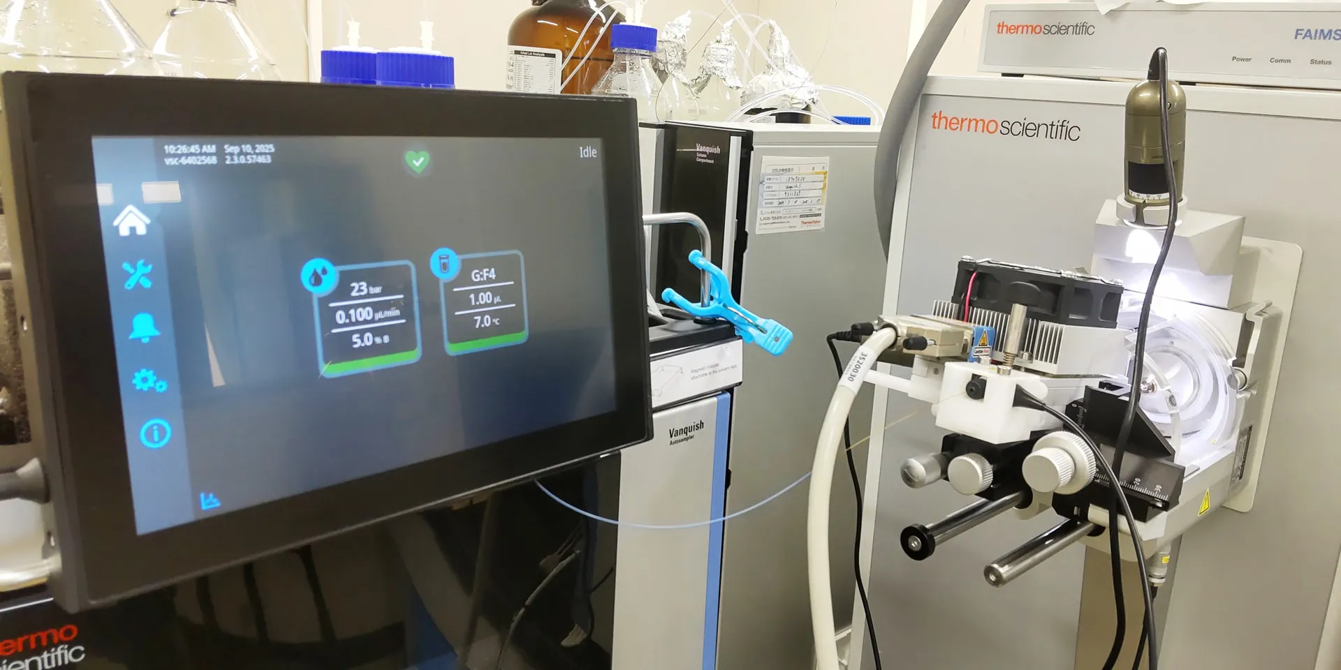 医療機器が並ぶ研究室の内部、パソコンと分析装置が設置されている様子。