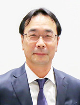 教授の挨拶を行う若林俊一教授のポートレート。