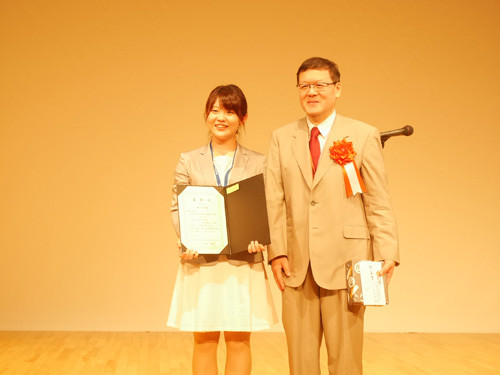 橋本陽先生が日本消化器病学会東北支部第201回例会で特別企画優秀演題賞を受賞し、表彰状を持っている様子。