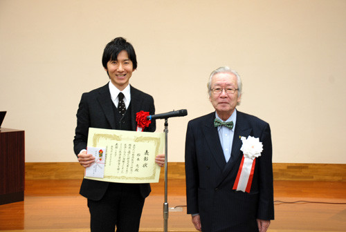 杉本充先生が平成28年度福島県医師会医学奨励賞を受賞し、表彰式で証書を持っている様子。